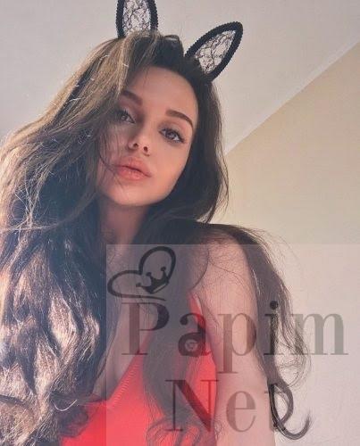 İşini seven genç Şişli escort Peri zevkle görüşüyor