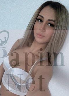 Zevke getiren azgın escort bayan Hülya